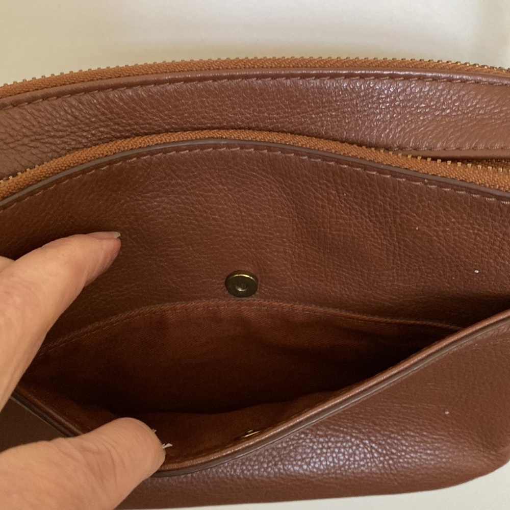 Brown leather Fossil crossbody purse - Picture 3 of 13